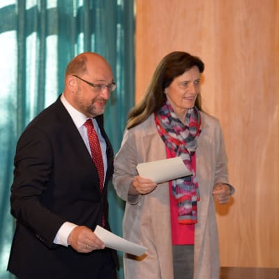 Socialdemokraterna partiledare Martin Schulz röstar tillsammans med sin fru Inga.