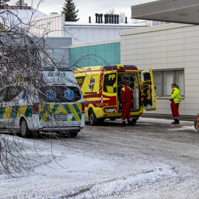 Sairaankuljetusautoja Raahen terveuskeskuksen edessä.