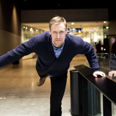 Jääkiekkoilija Marko Anttila tekee vaakaa.