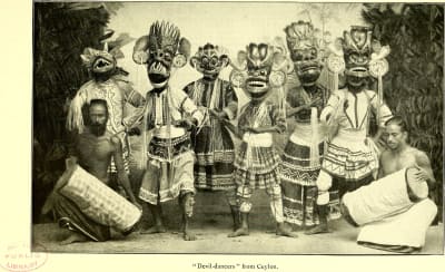 Dansare från Sri Lanka på foto i Carl Hagenbecks bok "Beasts and men" (1912).