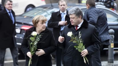 Ukrainas president Petro Porosjenko avbröt sitt besök i Tyskland på grund av det förvärrade läget i östra Ukraina. Porosjenko lade ner en krans vid platsen för terrordådet i Berlin nyligen tillsammans med förbundskansler Angela Merkel