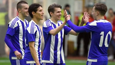 HJK firar efter mål.