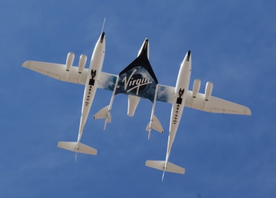 Rymdflygplanet SpaceShipTwo sedd underifrån, under vingarna på "moderfarkosten" VNS Eve.