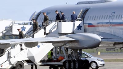 Rysslands delegation anländer till Helsingfors-Vanda för möte med amerikansk general. 