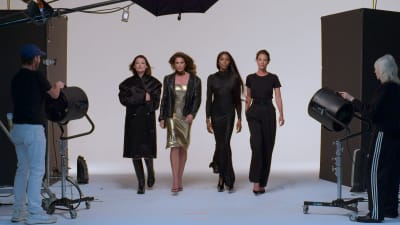Linda Evangelista, Cindy Crawford, Naomi Campbell and Christy Turlington står bredvid varandra i en fotostudio.