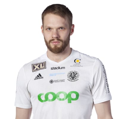 Profilbild av fotbollsspelaren Casper Källberg klädd i vit spelskjorta.