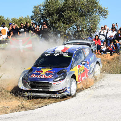 Sebastien Ogier tar ut svängarna i Katalonien.