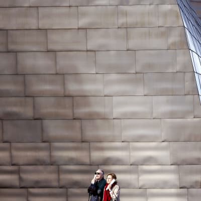 Två turister utanför Guggenheim Bilbao.