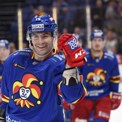 Tomi Mäki firar sitt mål.
