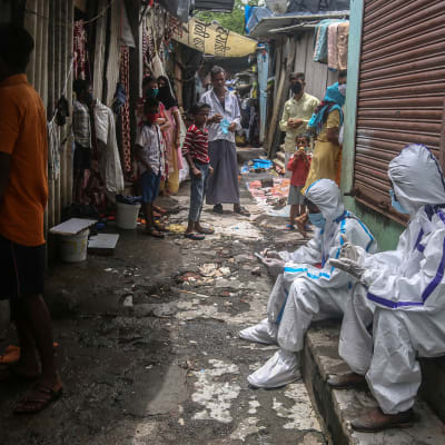Sjukvårdare i skyddsdräkter i stadsdelen Ambujwadi i Mumbai i måndags.