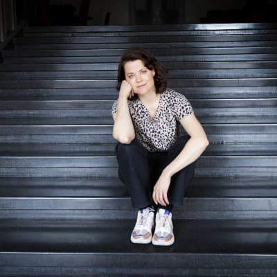 Emma Klingenberg sitter på en trappa i Svenska Teatern.