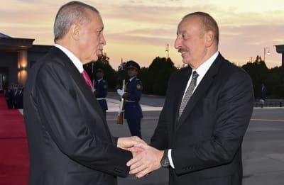 Azerbajdzjans president Ilham Alijev skakar hand med Turkiets president Recep Tayyip Erdogan i Azerbajdzjan.