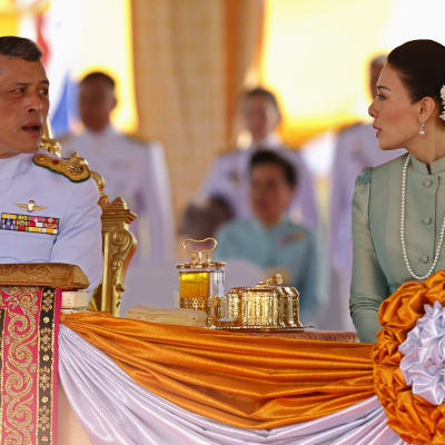 Den thailändska kronprinsen Maha Vajiralongkorn talar till prinsessan Srirasm 13.5.2013