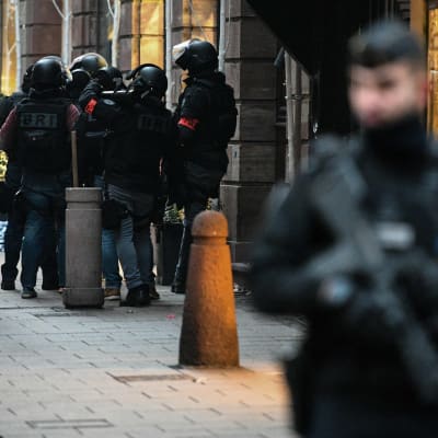 Medlemmar ur den franska polisens specialstyrka på gatan i Strasbourg