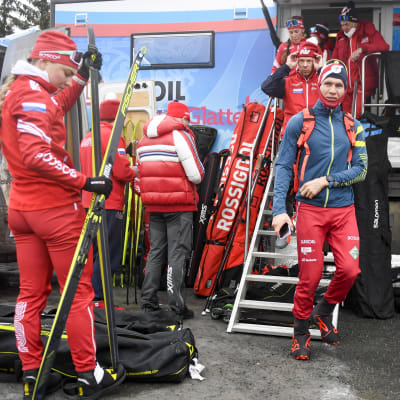 Ryska skidåkare utanför vallabussen.
