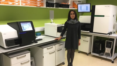 Genomforskaren Lili Milani visar de finaste maskinerna på det estniska Genomcentret i Tartu.