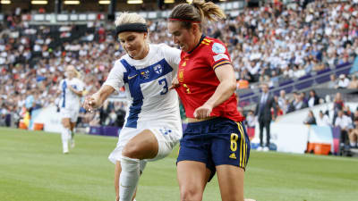 Tuija Hyyrynen och Spaniens Mariona Caldentey vid fotbolls-EM.
