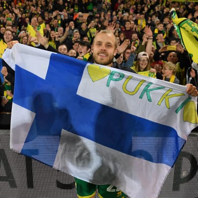 Teemu Pukki med en finsk flagga.