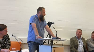 Fullmäktigeledamot Janne Salonen talar i fullmäktigesalen. 