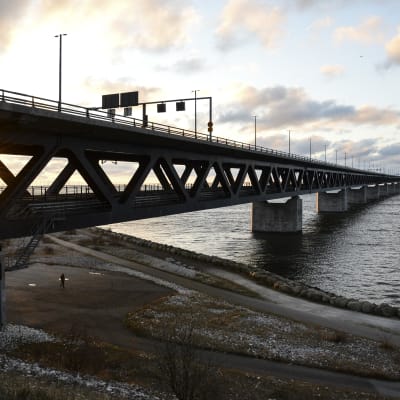 Solen går ner över Öresundsbron mellan Sverige och Danmark