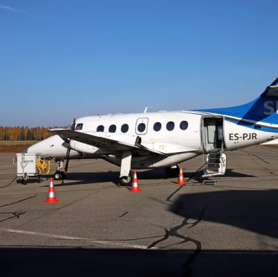 Transaviabaltikan lentokone Savonlinnan lentoasemalla lokakuussa 2021.