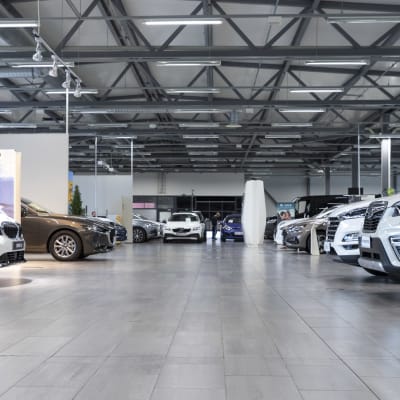 Myynnissä olevia autoja Wetterin myymälässä Kemissä