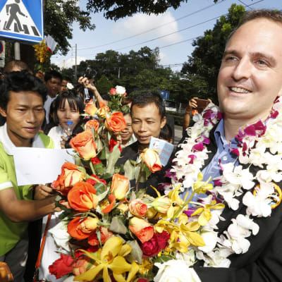 Andy Hall fick blommor efter att åtalet förkastades