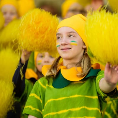 Cheerleading på stafettkarnevalen, ungdomar med gula pom-poms
