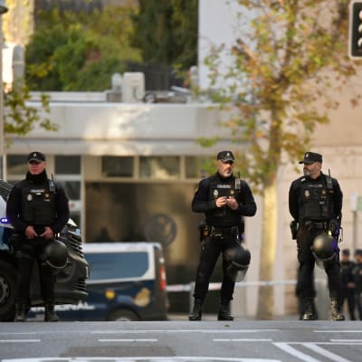 Poliiseja kadulla Madridissa.