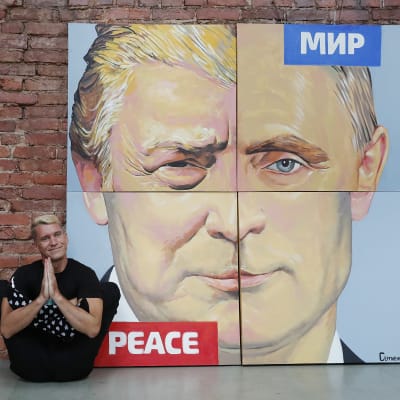 Tavlan med Putin och Trump har målats av den ryske konstnären Alexej Sergienko inför presidenternas möte i Tyskland i somras 