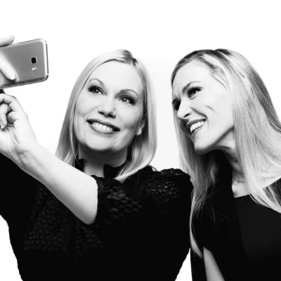 Sanna Ukkola ja Marja Sannikka ottavat selfietä ja hymyilevät