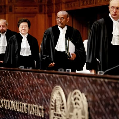 Internationella domstolens president Abdulqawi Ahmed Yusuf (andra från höger) säger att rohingyerna fortfarande är extrem utsatta 