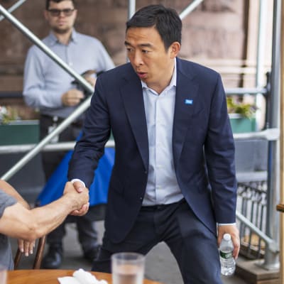 New Yorkin pormestarivaaleihin osallistunut Andrew Yang keskusteli äänestäjien kanssa New Yorkissa kesäkuussa 2021. 