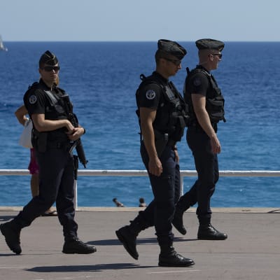 Poliser på stranden i Nice, Frankrike.