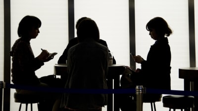 Tre japanska kvinnor i jobbmöte i Tokyo