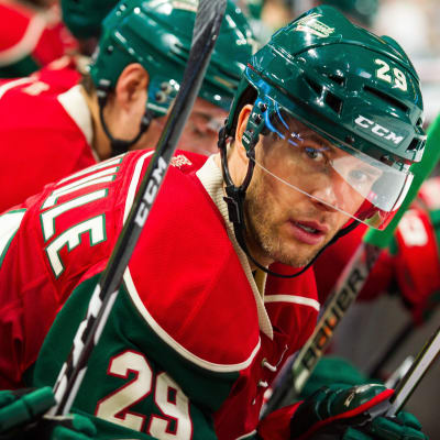 Grön och rödklädde hockeyspelaren Jason Pominville.