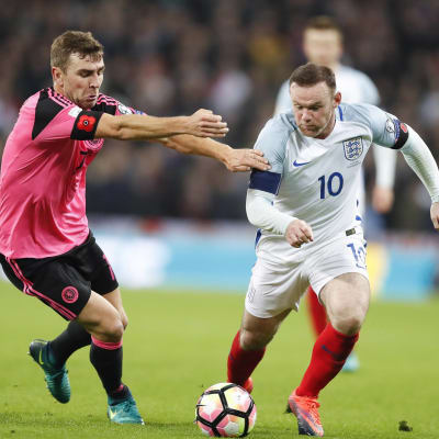 Landslagskapten Wayne Rooney i elden mot Skottland.