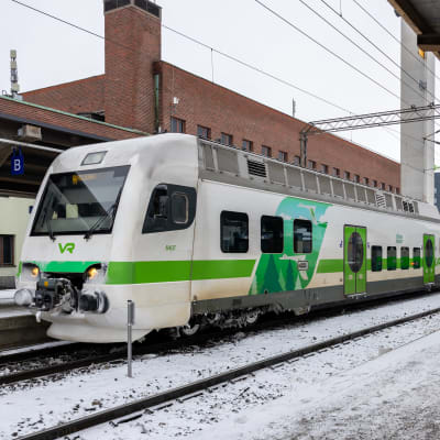 Två tåg på Tammerfors järnvägsstation