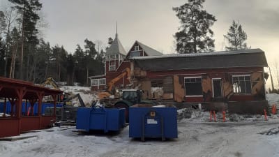 Rivningen av Gammelboden i Barösund. Kontainrar och traktorer utanför byggnaden som håller på att rivas.