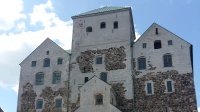 Åbo slotts fasad fotograferad från den kullerstensbelagda innergården.