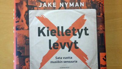 Pärmen av Jake Nymans bok Kielletyt levyt.