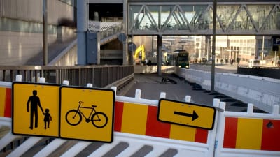 Cykel- och gångvägsskyltar som varsalr om undantagsrutt.