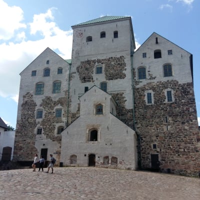 Åbo slotts fasad fotograferad från den kullerstensbelagda innergården.