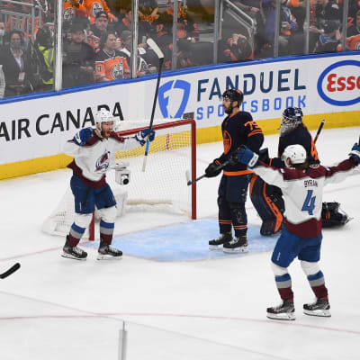 Colorado Avalanche juhlii  J.T. Compherin voittomaalia.