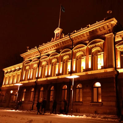 Åbo stadshus i gul kvällsbelysning.
