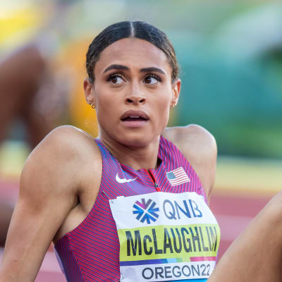 Sydney McLaughlin pustar ut.