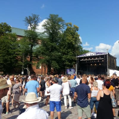 Fullt med folk i solskenet på musikfestivalen Down By The Laituri 2019 vid Åbo domkyrka.