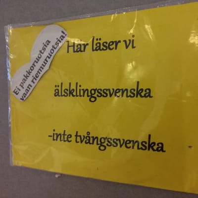 Skylt i skolan: älsklingssvenska i stället för tvångssvenska.