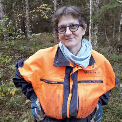 Anne Manner lär kvinnor hugga skog. 