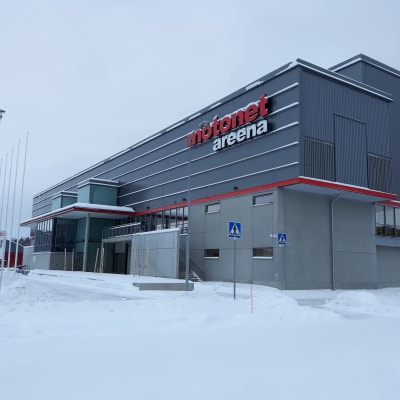 Mehtimäen uusi Motonet-areena kuvattu ulkoa päin talvisessa maisemassa.